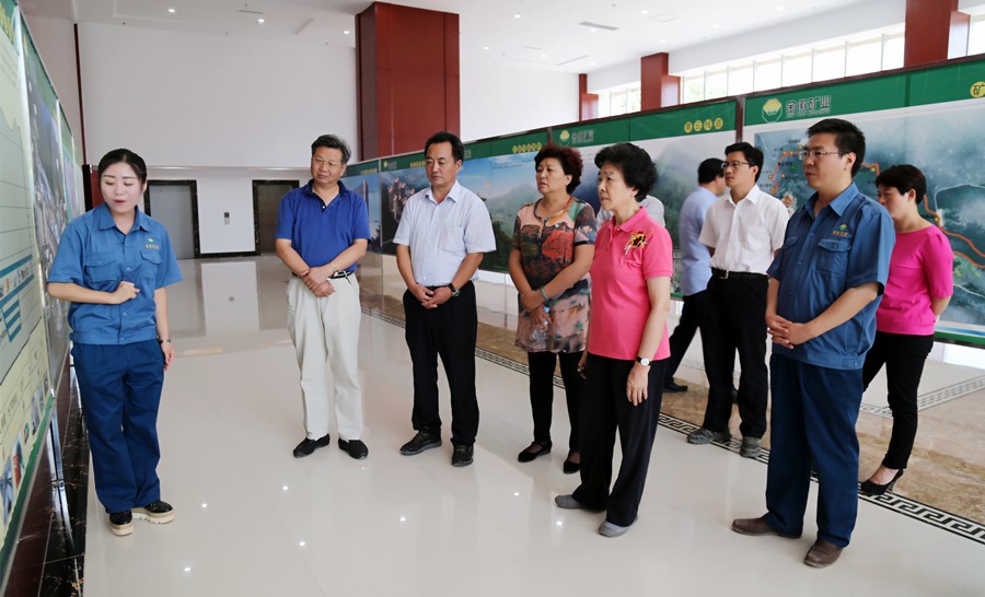 1-2015年8月，全國(guó)政協(xié)副主席、中國(guó)科學(xué)院院士王志珍一行蒞臨金徽股份調(diào)研。.jpg