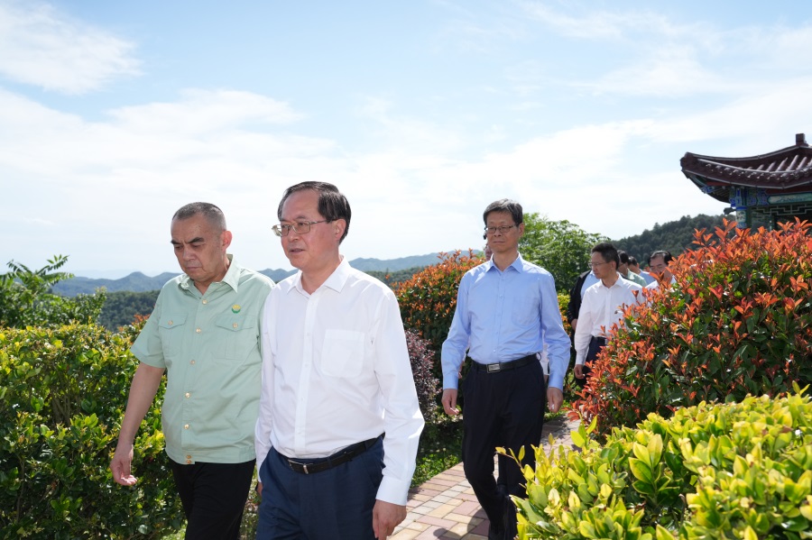 2024.06.23全國(guó)政協(xié)常委、人口資源環(huán)境委員會(huì)主任車俊蒞臨金徽股份視察.jpg