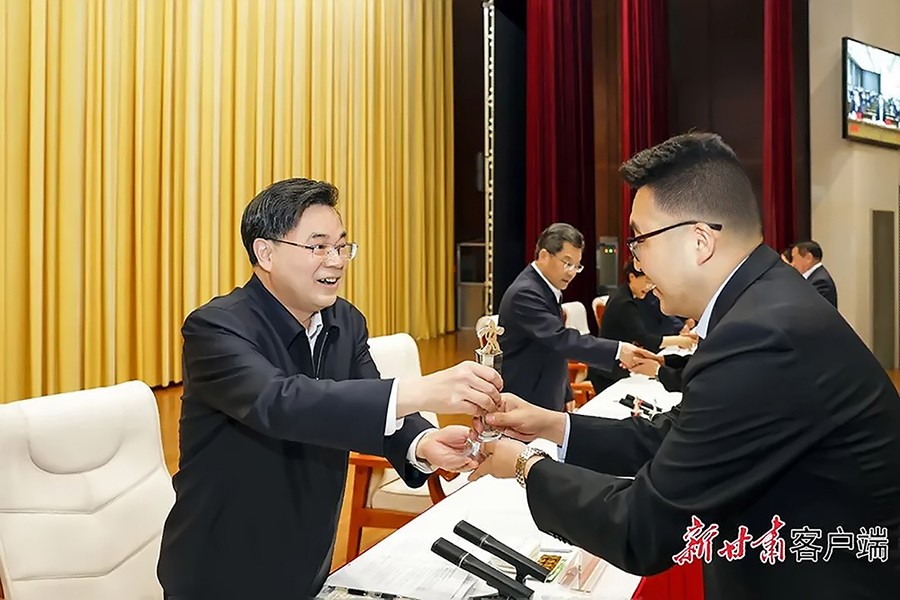 2-2023年5月，省委書記、省人大常委會(huì)主任胡昌升為金徽礦業(yè)旅游景區(qū)授“全省文化旅游發(fā)展突出貢獻(xiàn)集體獎(jiǎng)”。.jpg