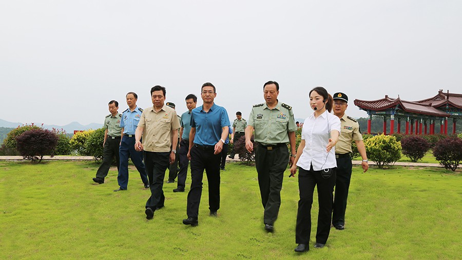 17-2020年7月，省委常委、省軍區(qū)司令員王文清蒞臨金徽股份調(diào)研企業(yè)編兵和綠色礦山建設(shè)工作是表示：金徽股份將民兵作為企業(yè)應(yīng)急救援力量的一員，充分發(fā)揮了民兵作用，立起了在企業(yè)編兵的標(biāo)桿。.jpg