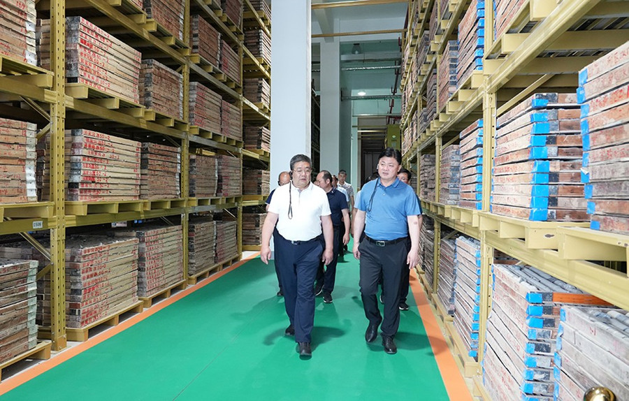 51-2022年6月，省農(nóng)業(yè)農(nóng)村廳一級(jí)巡視員朱寶瑩蒞臨金徽股份調(diào)研綠色礦山建設(shè)工作。.jpg