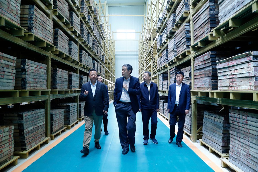 55-2019年4月，全國(guó)綠色礦山建設(shè)標(biāo)準(zhǔn)解讀與經(jīng)驗(yàn)交流研討會(huì)——綠色礦業(yè)發(fā)展萬(wàn)里行（隴南站）活動(dòng)在金徽股份舉辦。中國(guó)礦業(yè)聯(lián)合會(huì)黨委書記、會(huì)長(zhǎng)彭齊鳴出席主持會(huì)議，并就金徽股份的綠色礦山建設(shè)情況進(jìn)行調(diào)研。.jpg