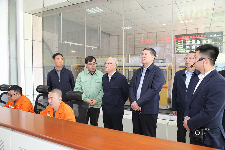 全國(guó)政協(xié)常委，省政協(xié)副主席，民進(jìn)中央常委、甘肅省主委尚勛武調(diào)研金徽股份時(shí)強(qiáng)調(diào)，要加強(qiáng)科技創(chuàng)新與人才培養(yǎng)。-900.jpg