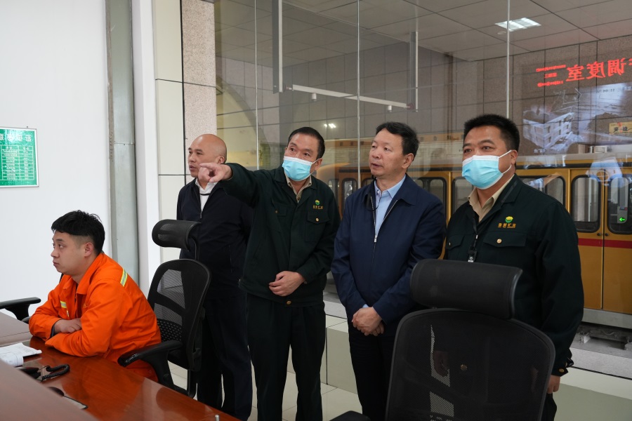 46.2022年5月，省工信廳副廳長(zhǎng)程學(xué)欽蒞臨金徽股份調(diào)研綠色礦山建設(shè)工作.jpg