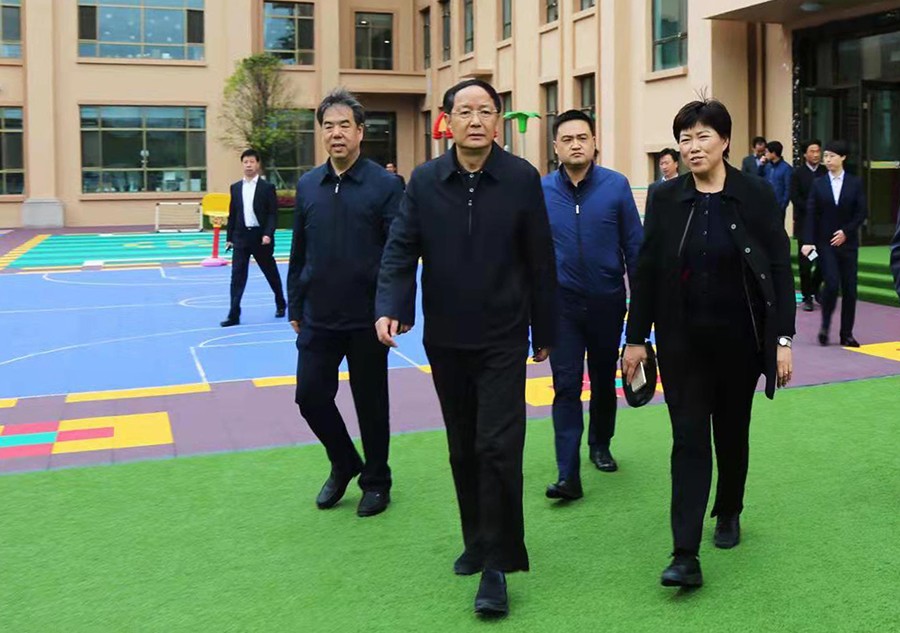 5.2018年4月，時(shí)任省政協(xié)主席、黨組書記歐陽(yáng)堅(jiān)蒞臨金徽企業(yè)視察-900.jpg